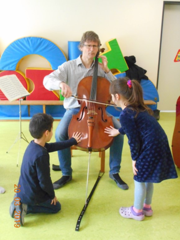 Besuch im Kindergarten von einem Cellisten