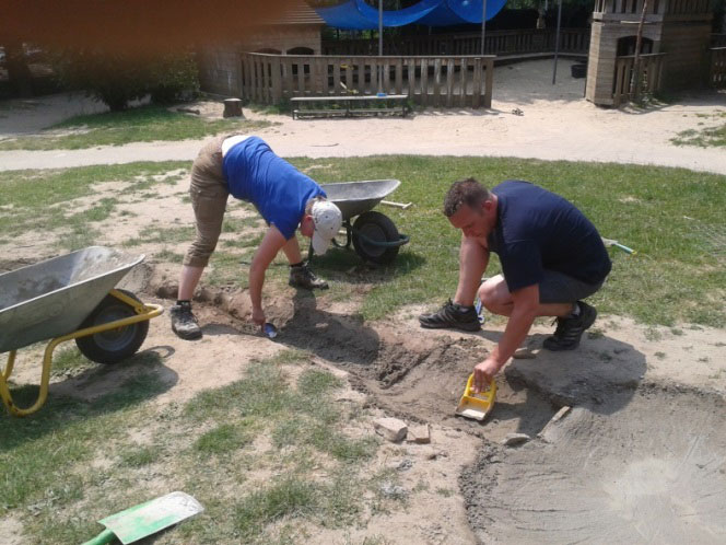 Mitglieder des Fördervereins beim Bau des Wasserlaufes